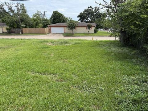 Photo of 2901 Rust Avenue, Texas City, TX 77590 (MLS # 36035391)