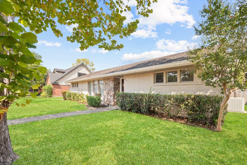 Photo of 8314 Edgemoor Drive, Houston, TX 77036 (MLS # 26405802)