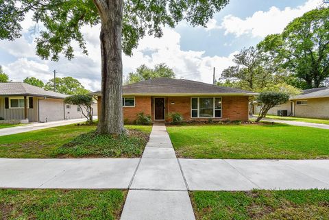 Photo of 5727 Arboles Drive, Houston, TX 77035 (MLS # 26906866)