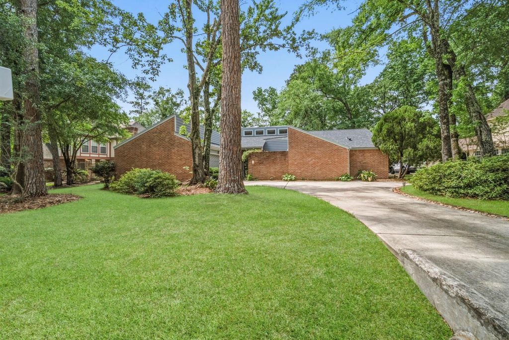 Photo of 17 Greenridge Forest Drive, The Woodlands, TX 77381 (MLS # 82497601)