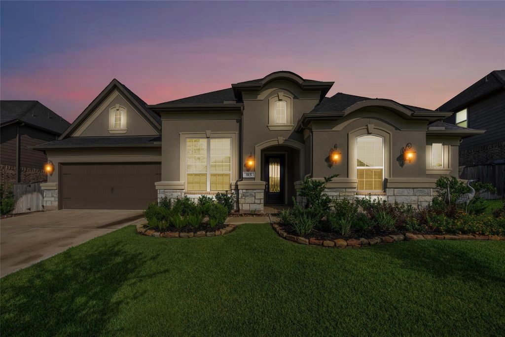 Photo of 915 Falcon Hollow Lane, Pinehurst, TX 77362 (MLS # 14033410)