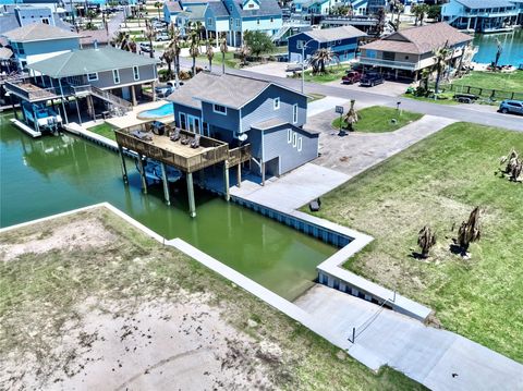 Photo of 303 Tahiti RD, Tiki Island, TX 77554 (MLS # 93644490)