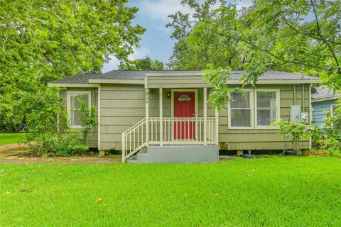 Photo of 809 Chestnut Street, La Marque, TX 77568 (MLS # 20929845)