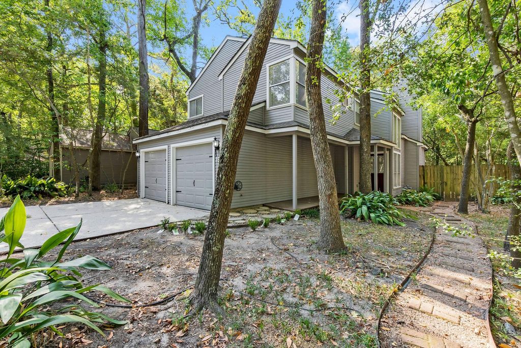 Photo of 15 Breezy Point Place, The Woodlands, TX 77381 (MLS # 17242993)