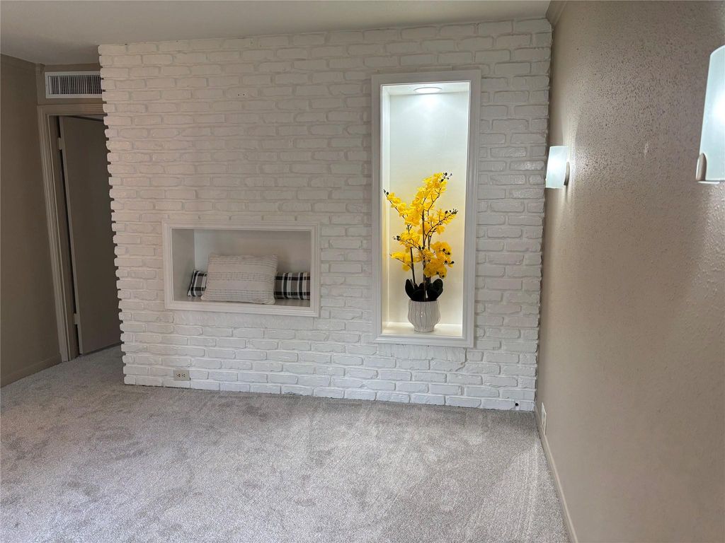 Photo of 2121 Fountain View Drive #39, Houston, TX 77057 (MLS # 68623842)