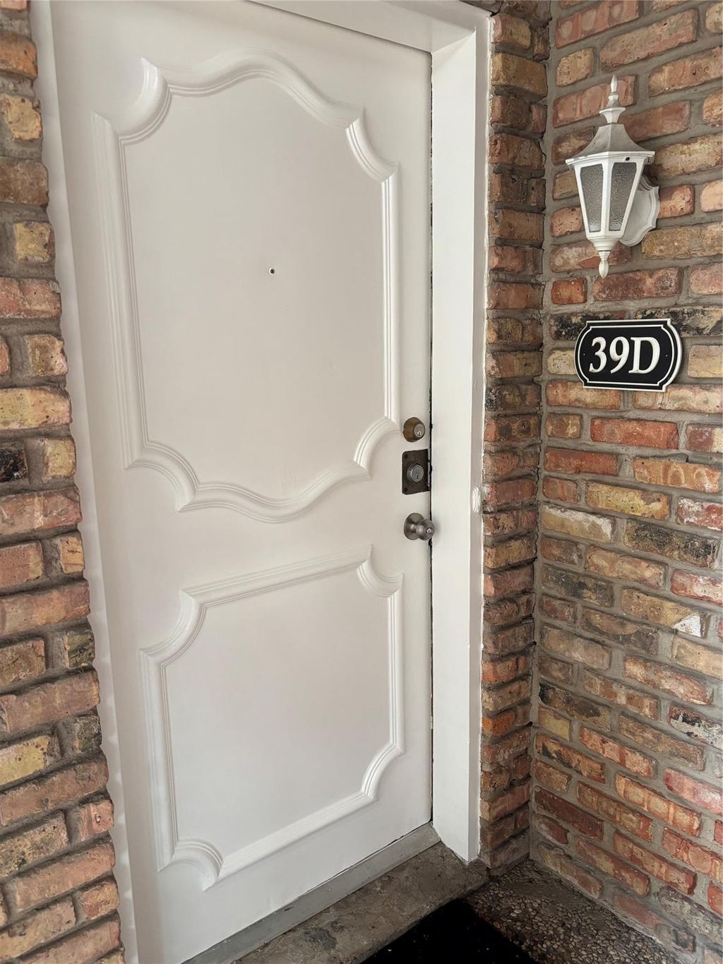 Photo of 2121 Fountain View Drive #39, Houston, TX 77057 (MLS # 68623842)