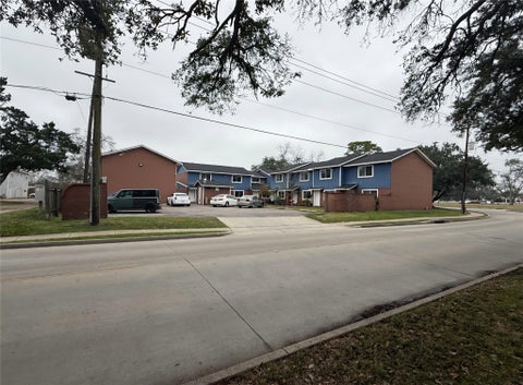 Multifamily For Sale - 1904 Mustang Road<br/> Alvin, TX 77511