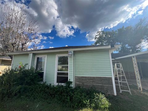 Photo of 5942 Ridgeway Drive, Houston, TX 77033 (MLS # 40548967)