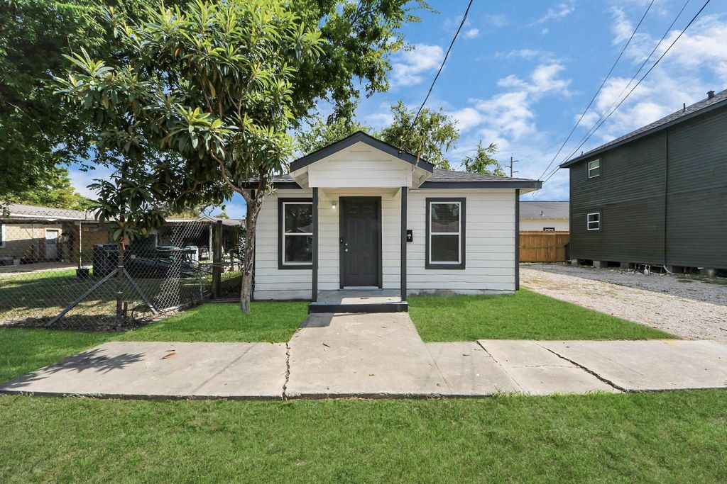 Photo of 406 73rd Street, Houston, TX 77011 (MLS # 76541671)