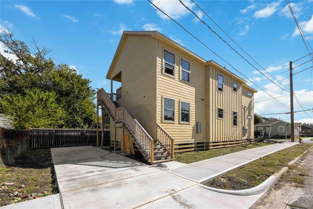 Photo of 801 E 32nd 1/2 Street, Houston, TX 77022 (MLS # 13324582)