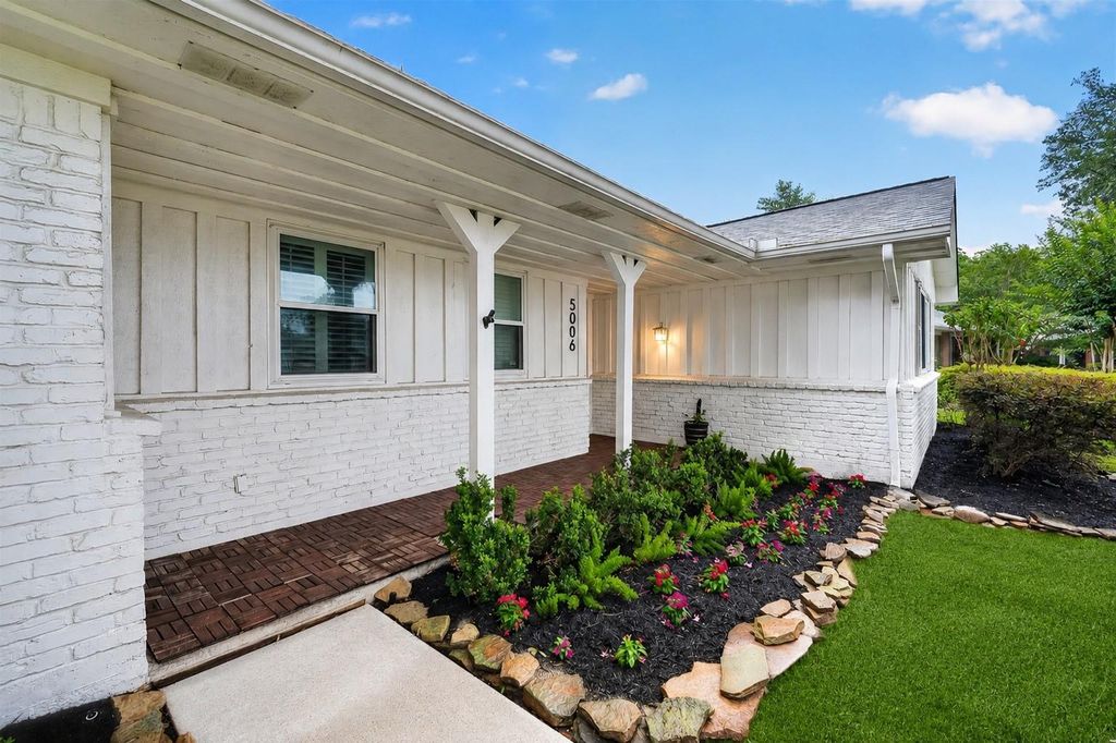 Photo of 5006 Creekbend Drive, Houston, TX 77035 (MLS # 49494419)