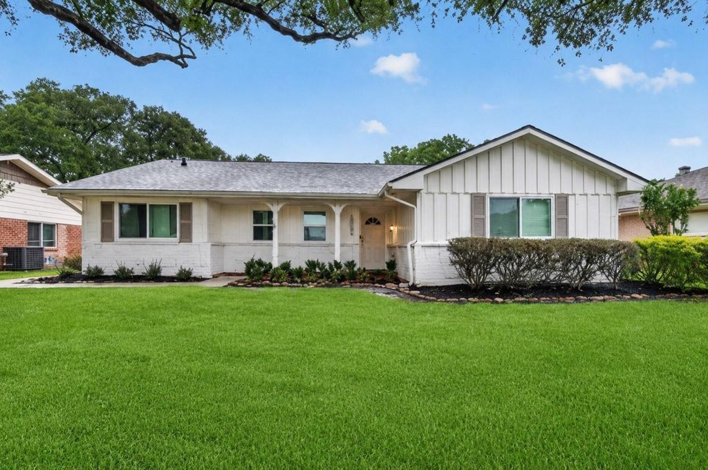 Photo of 5006 Creekbend Drive, Houston, TX 77035 (MLS # 49494419)
