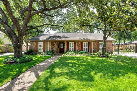 Photo of 10727 Piping Rock Lane, Houston, TX 77042 (MLS # 32520519)