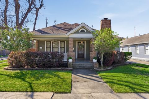 Photo of 1002 W Cottage Street, Houston, TX 77009 (MLS # 56858102)