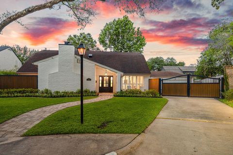 Photo of 10223 Piping Rock Lane, Houston, TX 77042 (MLS # 14134002)
