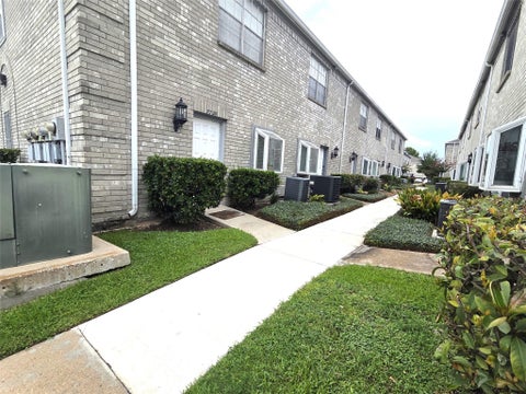 Condo For Rent - 7727 Cambridge Street #7727<br/> Houston, TX 77054