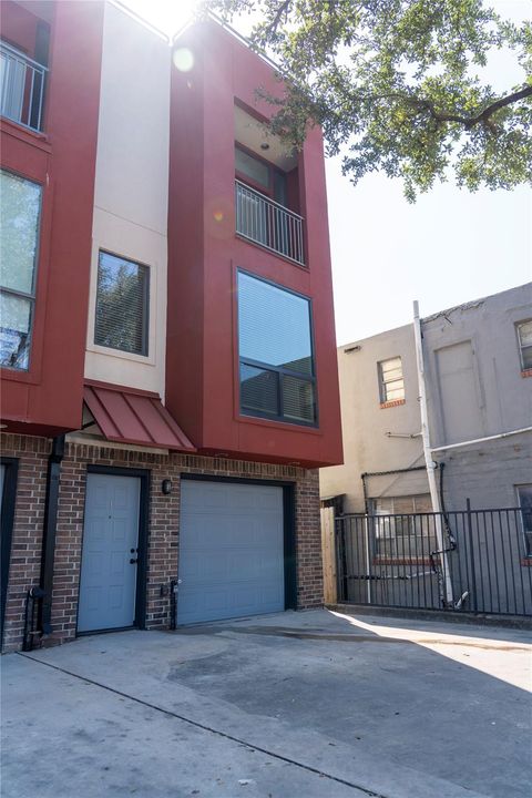 Townhouse For Sale - 310 S Jensen Drive #1<br/> Harris County, Houston, TX 77003
