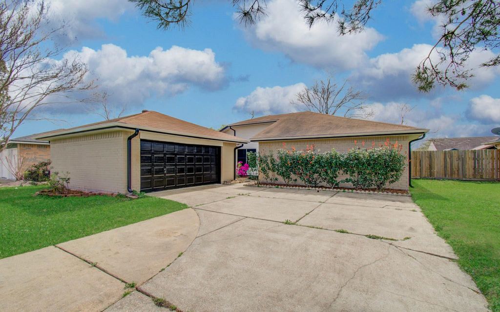 Photo of 9734 Oakmont Drive, La Porte, TX 77571 (MLS # 32061781)