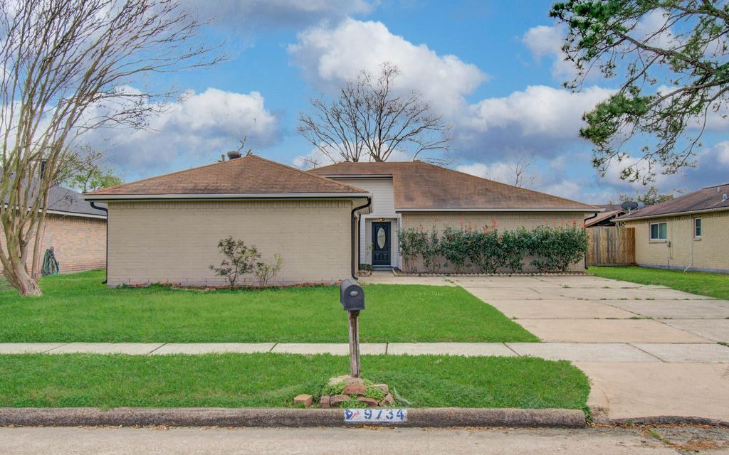 Photo of 9734 Oakmont Drive, La Porte, TX 77571 (MLS # 32061781)