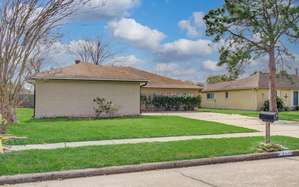 Photo of 9734 Oakmont Drive, La Porte, TX 77571 (MLS # 32061781)