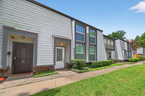 Photo of 10174 Beekman Place Drive, Houston, TX 77043 (MLS # 7110750)
