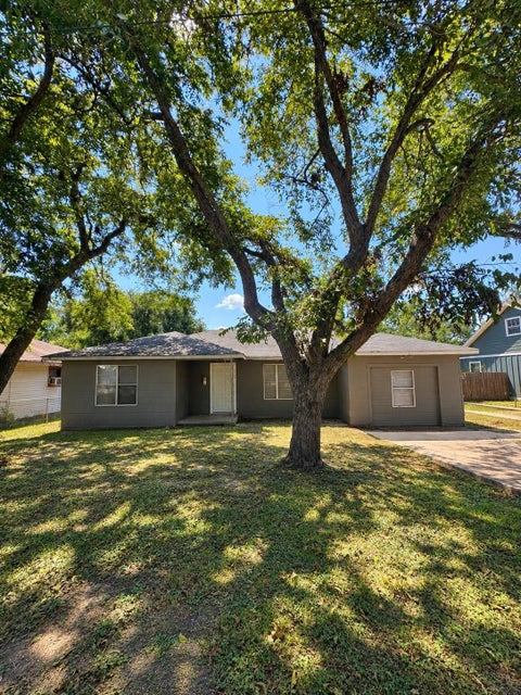 Photo of 1006 Barnhill ST, Brenham, TX 77833 (MLS # 2562970)