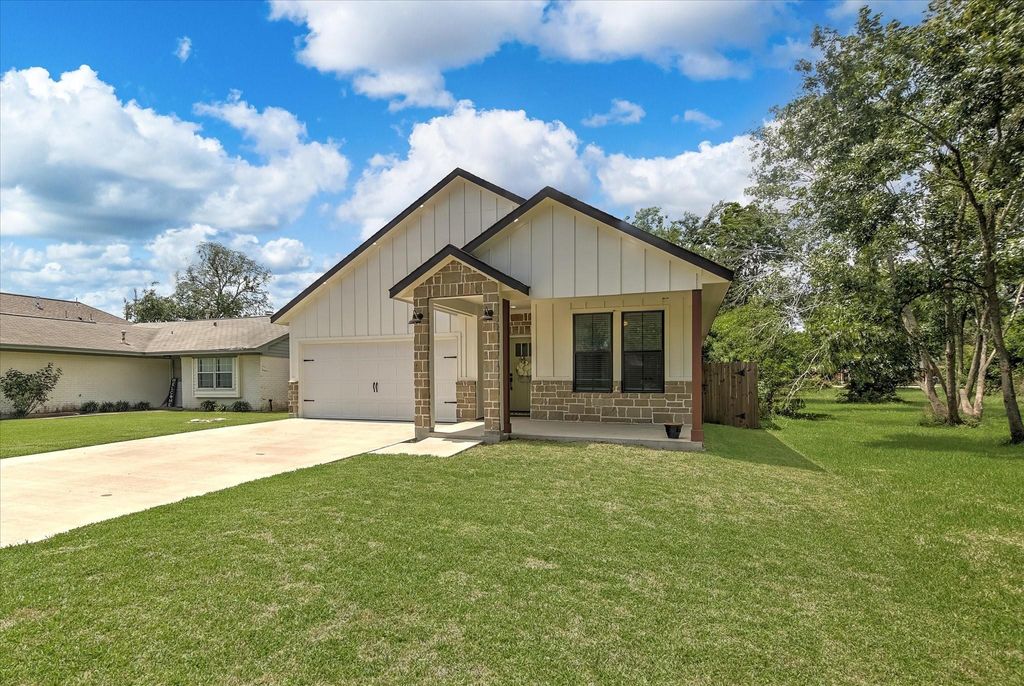 Photo of 502 S Carroll Street, La Porte, TX 77571 (MLS # 87806540)