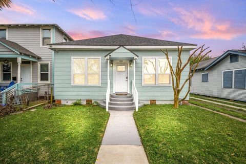 Photo of 3529 Avenue S, Galveston, TX 77550 (MLS # 83278181)