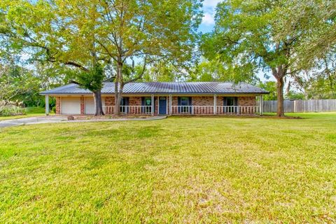 Photo of 6930 S Oak Bend Drive, Alvin, TX 77511 (MLS # 6490541)