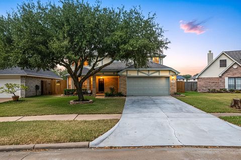 Photo of 16602 Tranquil Drive, Sugar Land, TX 77498 (MLS # 86723684) Photo of 16602 Tranquil Drive, Sugar Land, TX 77498 (MLS # 86723684)