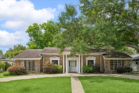 Photo of 8015 Burning Hills Drive, Houston, TX 77071 (MLS # 20553590)