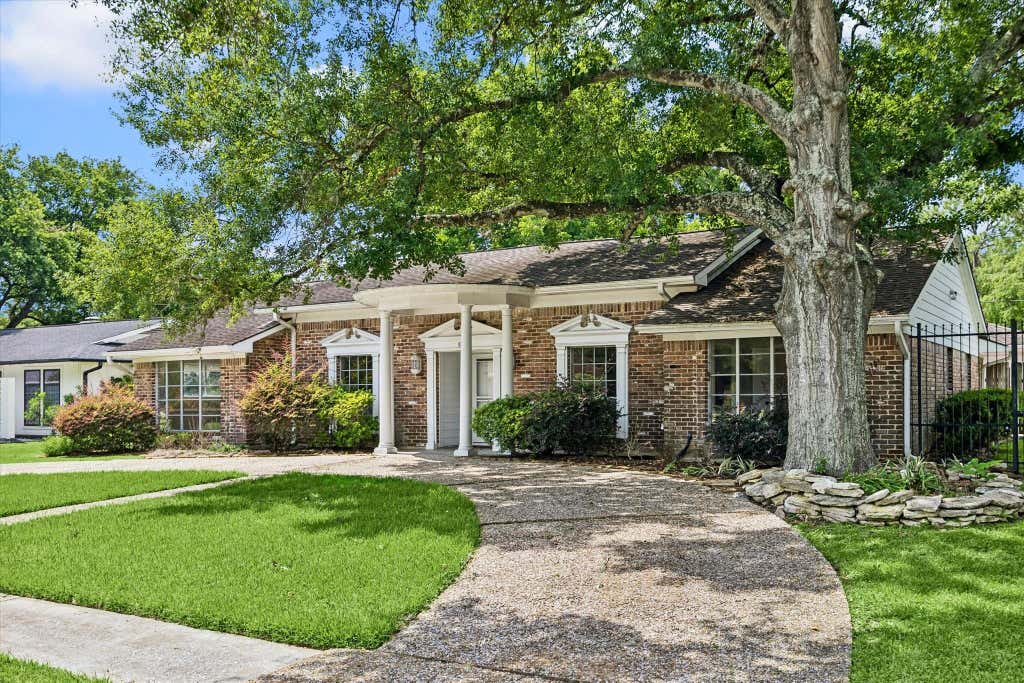 Photo of 8015 Burning Hills Drive, Houston, TX 77071 (MLS # 20553590)