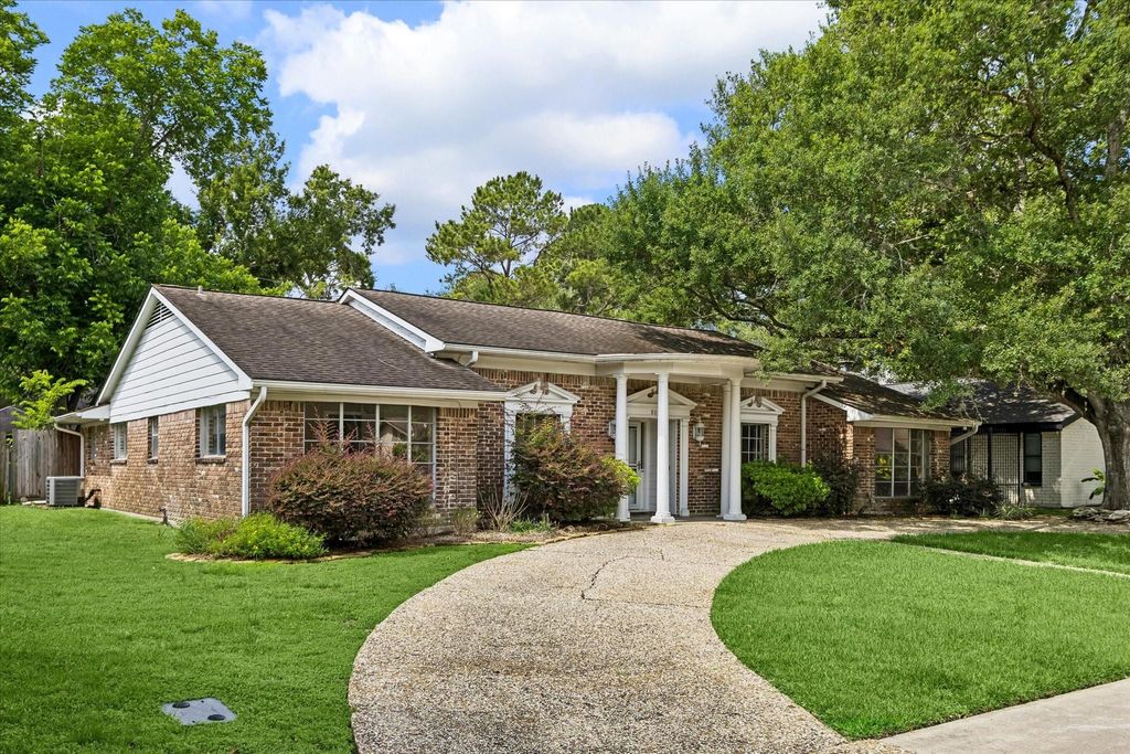 Photo of 8015 Burning Hills Drive, Houston, TX 77071 (MLS # 20553590)