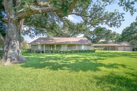 Photo of 1655 E South Street, Alvin, TX 77511 (MLS # 48503112)