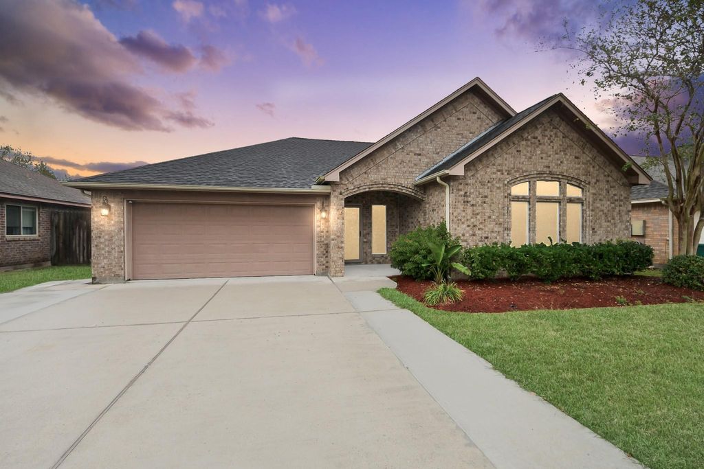 Photo of 6 Prairie Oaks Drive, La Marque, TX 77510 (MLS # 85789082)