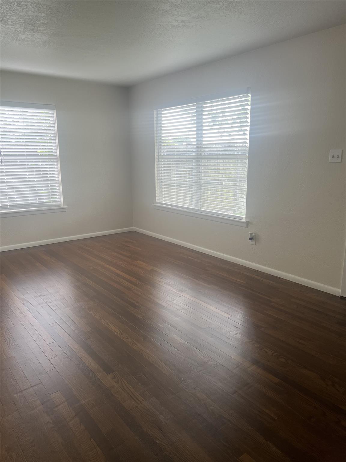 102 Forest Oaks Ln