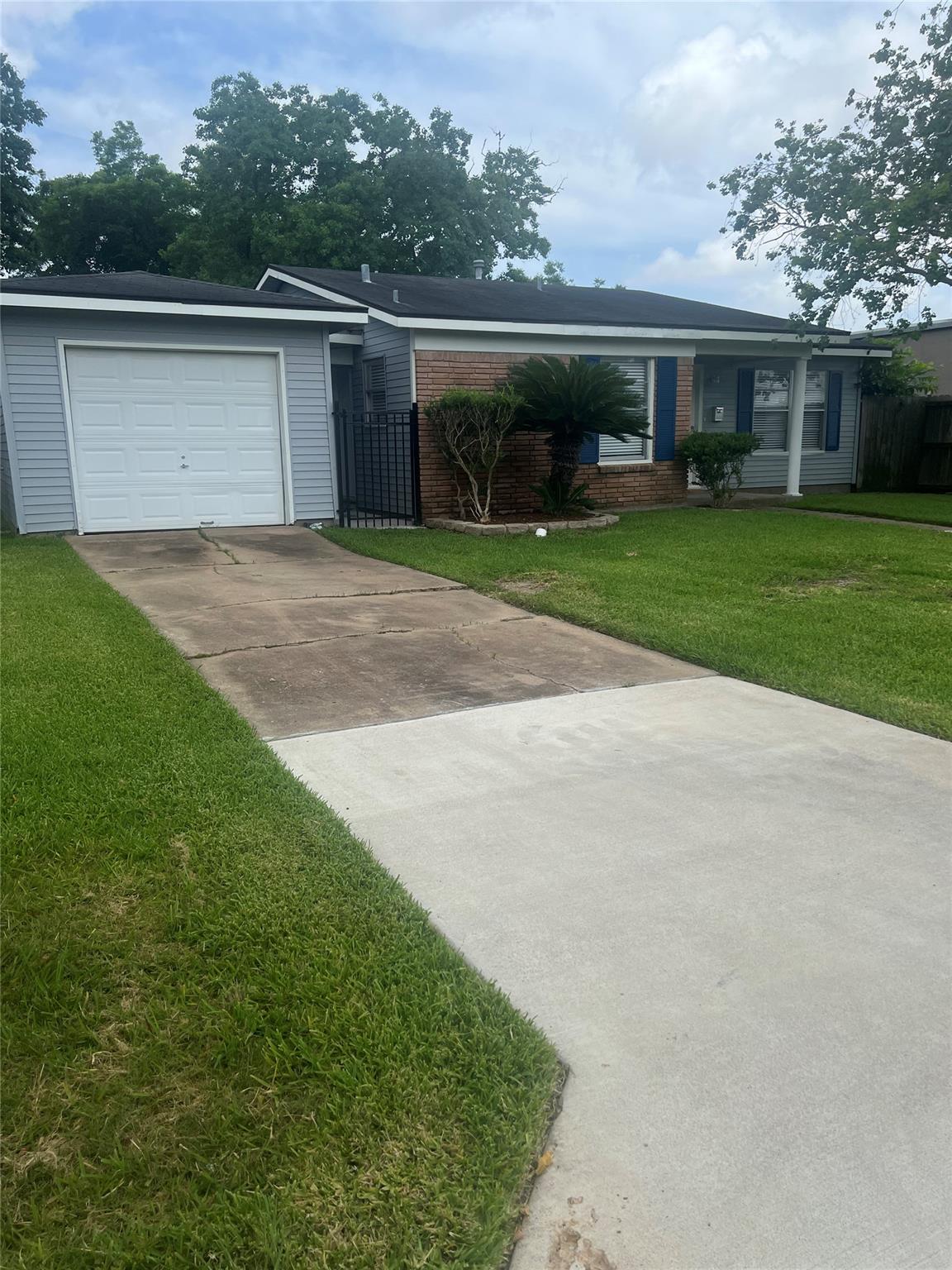 102 Forest Oaks Ln