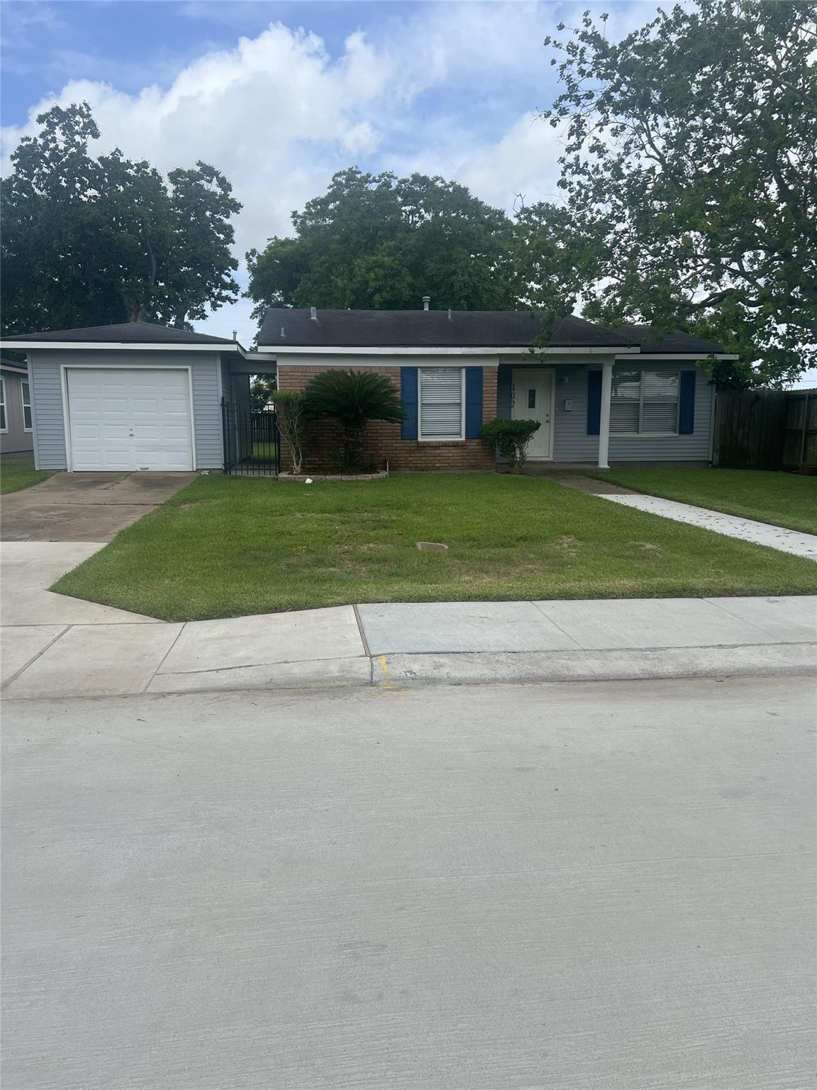 102 Forest Oaks Ln