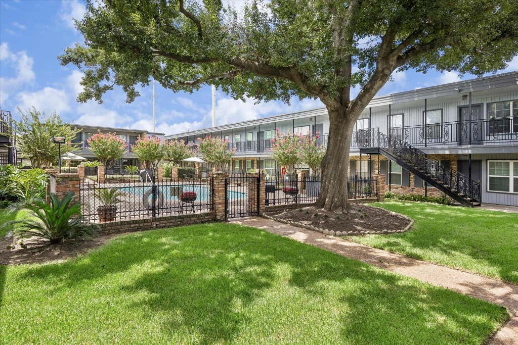 Photo of 3131 Southwest Freeway #46, Houston, TX 77098 (MLS # 46929816)