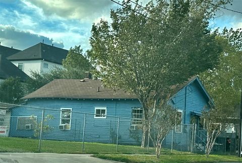 Photo of 1511 Common Street, Houston, TX 77009 (MLS # 23711120) Photo of 1511 Common Street, Houston, TX 77009 (MLS # 23711120)