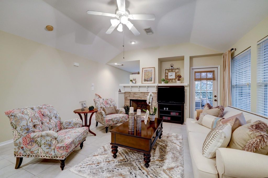Photo of 10 Stone Creek Place, The Woodlands, TX 77382 (MLS # 40560504)
