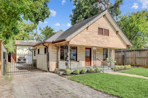 Photo of 610 Columbia Street, Houston, TX 77007 (MLS # 9691077)