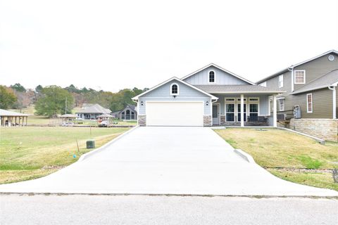 Photo of 100 Wildwood Lake Drive N, Huntsville, TX 77340 (MLS # 64863838)