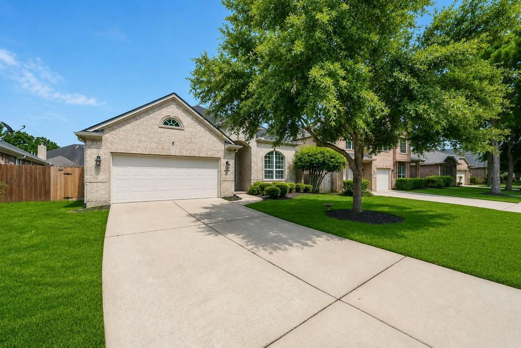 Photo of 13826 Birney Point Lane, Houston, TX 77044 (MLS # 81724346)