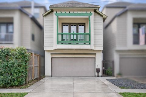 Photo of 5719 Darling Street, Houston, TX 77007 (MLS # 21152507)