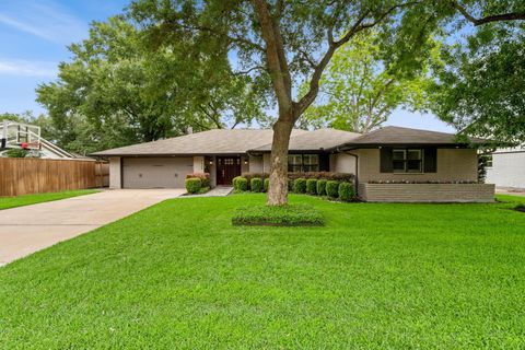 Photo of 5438 Dumfries Drive, Houston, TX 77096 (MLS # 65885024)