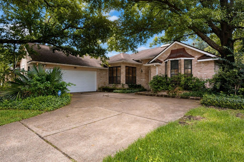 Photo of 2611 Brookdale Drive, Houston, TX 77339 (MLS # 81380295)