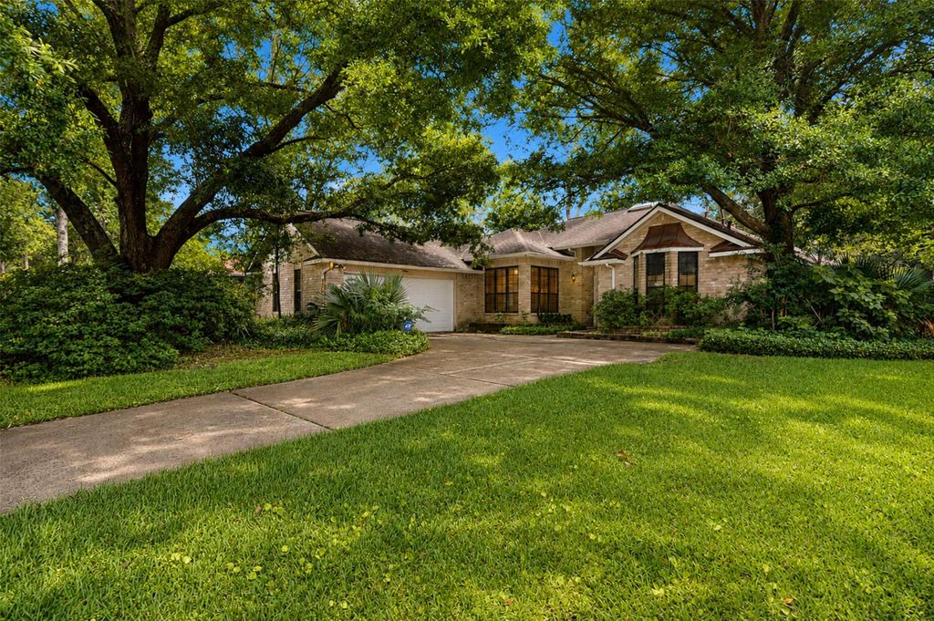 Photo of 2611 Brookdale Drive, Houston, TX 77339 (MLS # 81380295)