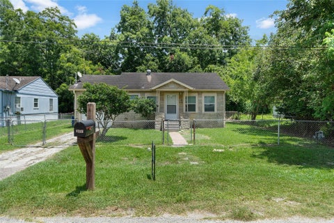 Photo of 6717 Carver Avenue, Hitchcock, TX 77563 (MLS # 97271889)