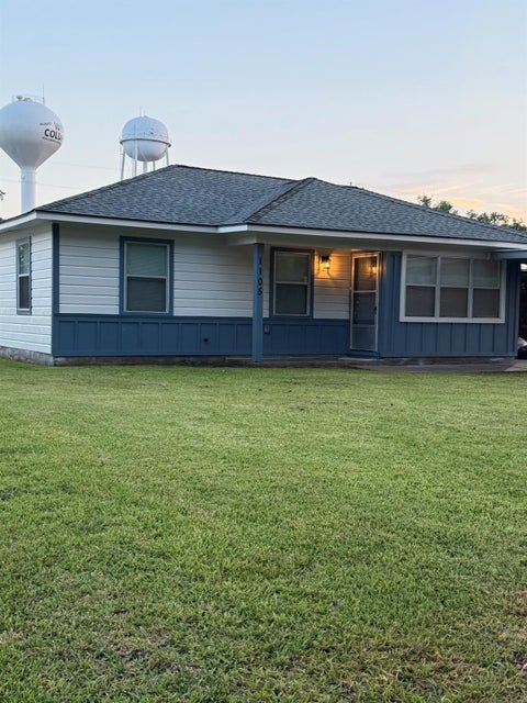 Photo of 1105 Woodbine Drive, West Columbia, TX 77486 (MLS # 40308595)